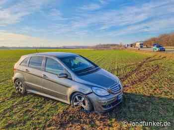BRUCHSAL | Viele Schutzengel bei Unfall auf B35 Polizei vor Ort - Unfallwrack muss mit Kran geborgen werden - keine Verletzten - viele Ersthelfer hielten an und wollten Hilfe anbieten - Landfunker