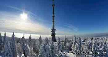 Schnee und Sonne im Fichtelgebirge. Perfekter kann das Winterwochenende kaum sein.