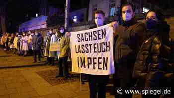 Coronademo in Dresden: »Geradeausdenker« gegen »Querdenker« - DER SPIEGEL