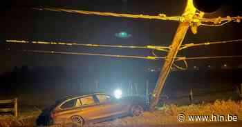 Automobiliste knalt met BMW tegen elektriciteitspaal in Emelgem - Het Laatste Nieuws