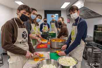 De Kleine Torenvalk uit Tielt kookt met 'verloren voedsel' voor het goede doel. - KW.be
