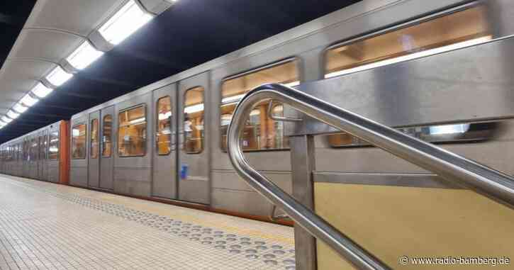 Frau in Brüssel vor einfahrende U-Bahn gestoßen