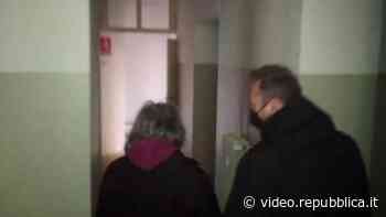 Parma, nel palazzo occupato dai senzatetto. 'La Regione ci ripensi, non venda gli immobili' - Repubblica TV