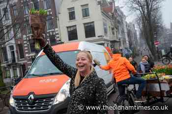 Tulips for Amsterdam: Growers hand out free flowers - theoldhamtimes.co.uk