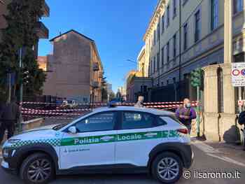 Saronno, camion “sfonda” balcone: transenne in via Monti - ilSaronno