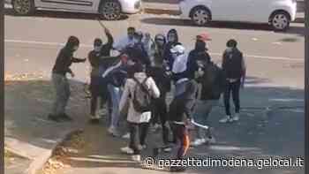 Modena, identificati i protagonisti della rissa con bastoni di via Rainusso: daspo per otto ragazzi - La Gazzetta di Modena
