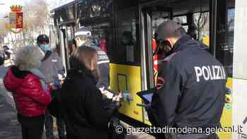 Modena. Positivi “a spasso”: altre denunce E cento controlli sui bus per il super green pass - La Gazzetta di Modena