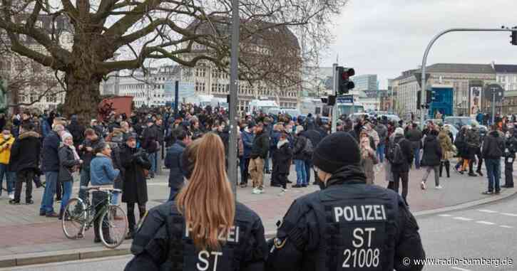Corona-Protest: Tausende trotz Verbots in Hamburg unterwegs