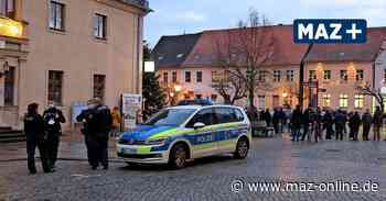 Bad Belzig: Polizei sichert illegale Aktion von Corona-Kritikern - Märkische Allgemeine Zeitung
