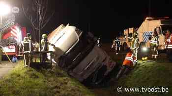 Vrachtwagen geladen met zakken suiker in gracht naast E34 in Stekene - TV Oost