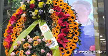 Corone di fiori davanti sede Unicredit di Catania: è "sfida" bitcoin - La Sicilia