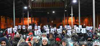 No Green Pass, gli irriducibili in piazza a Cuneo: “Denunciamo Draghi per sequestro di persona” - La Stampa