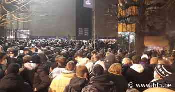 Chaotische taferelen aan stadion van Anderlecht: honderden fans kunnen zonder CST-controle naar binnen - Het Laatste Nieuws