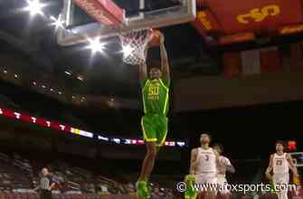 Eric Williams Jr. comes away with the steal and goes coast-to-coast for the dunk as Oregon leads early