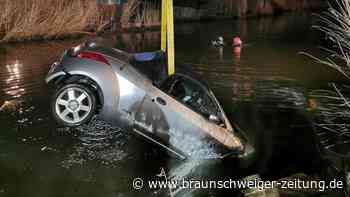 Zwei Autos versinken in Emden im Wasser