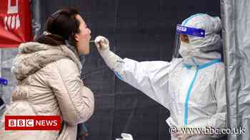 Xi'an: Cries for help and food in quarantined Chinese city - BBC News