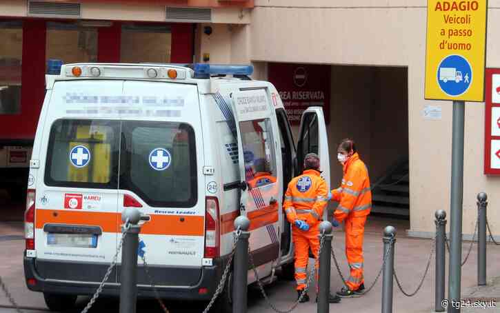 Incidente a Formia, auto finisce contro una cabina elettrica e provoca un blackout - Sky Tg24