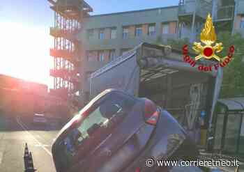 Catania, auto ‘sale’ su camioncino fermo: guidatore è stato abbagliato dal sole - Corriere Etneo