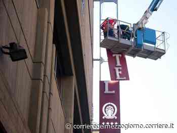 Hotel Palace, a Bari via l’insegna dall’albergo più noto della città - Corriere del Mezzogiorno