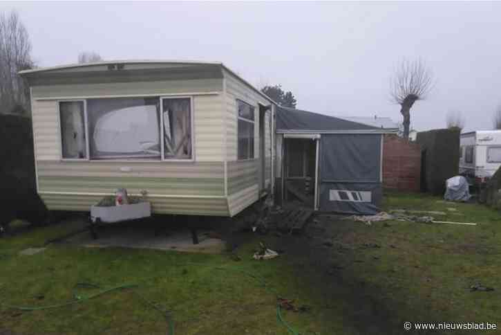 Caravan vernield door brand, hond raakt gewond