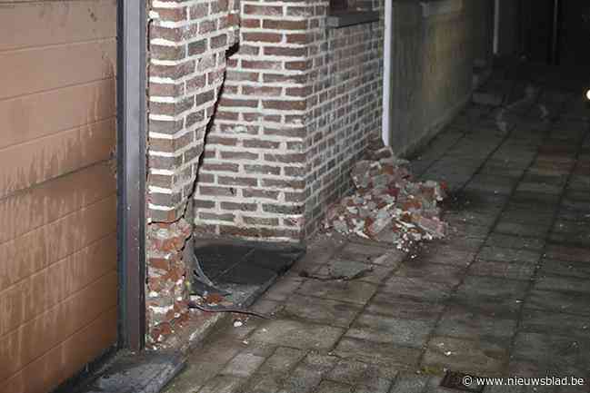 Veel schade nadat wagen tegen gevel rijdt