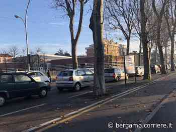 A Dalmine nel delirio per i tamponi, tra studenti, mamme e positivi al test rapido. Ora c’è anche la Security - Corriere Bergamo - Corriere della Sera