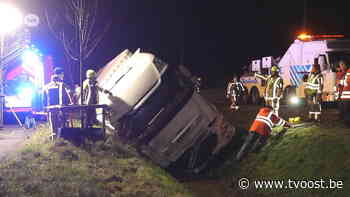 Vrachtwagen geladen met suiker belandt in gracht naast E34 in Stekene - TV Oost