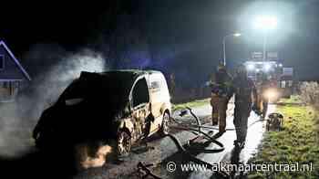 Bedrijfsauto door brand verwoest op Oudelandsdijkje in West-Graftdijk - Alkmaar Centraal