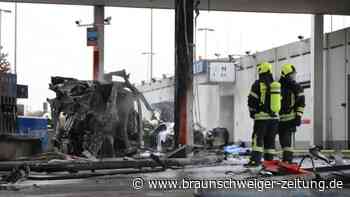 Zwei Tote bei Feuer auf Autobahn-Raststätte