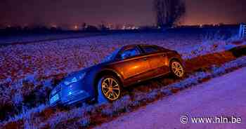 Koppel glijdt met Audi in gracht in Wervik - Het Laatste Nieuws