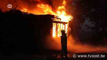 Schrijnwerkerij in Lokeren volledig verwoest na uitslaande brand - TV Oost