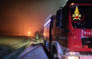 L'incendio esterno provoca danni al tubo del gas. Pompieri all'opera nella notte (VIDEO) - L'Eco Vicentino - L'Eco Vicentino