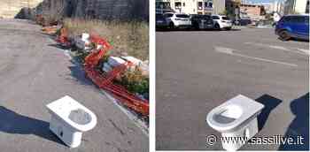 Vaso wc abbandonato in piazza Bianco a Matera - Sassilive.it