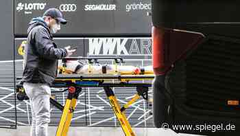 Vorfall in der Fußball-Bundesliga: Busfahrer des FC Augsburg wird offenbar mit Kopfstoß niedergestreckt - DER SPIEGEL