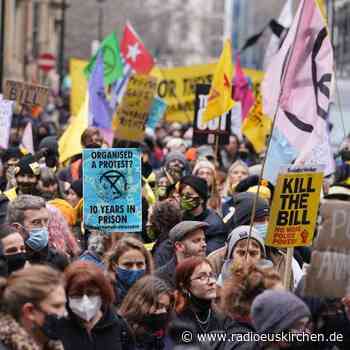 «Angriff auf Demokratie»: Widerstand gegen Johnsons Pläne - radioeuskirchen.de