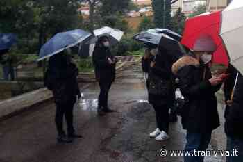 Pioggia e tamponi, lunghe code fuori all'Ufficio igiene di Trani - traniviva.it