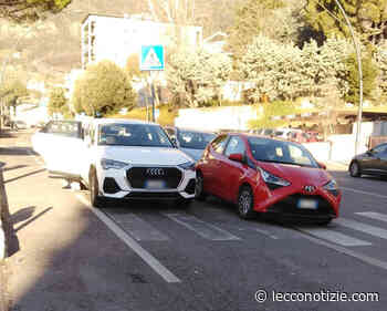 San Giovanni, parcheggi selvaggi (e pericolosi) sul viale Adamello - Lecco Notizie