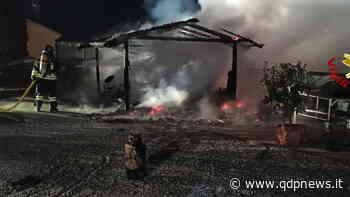 Vazzola, incendio all'alba in via Cadorna. Le fiamme avvolgono e distruggono una rimessa: non si esclude nessuna causa - Qdpnews