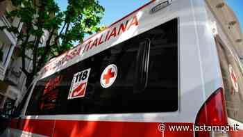 Anziana scippata della borsa mentre cammina nel centro di Alba: è caccia all’aggressore - La Stampa