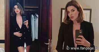 Alba Parietti indossa la giacca a modo suo e diventa un abitino: “Sotto il vestito niente” - Fanpage.it