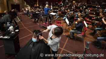 Protest gegen Corona-Maßnahmen: Haarschnitte auf der Bühne