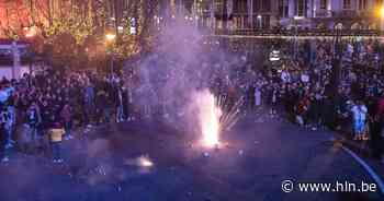 Oudejaarsnacht loopt uit de hand aan de kaaien in Antwerpen: “Ik zag een vrouw vertrappeld worden” - Het Laatste Nieuws