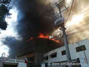 Voraz incendio de una fábrica en barrio de Asunción - ADN Digital