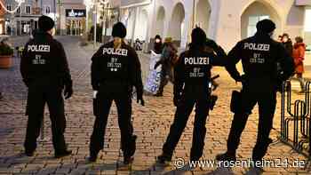 „Spazieren“ wird teuer: Rosenheim verschickt Bußgeldbescheide an Leiter wilder Corona-Demos