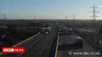 M6 carriageway closed in Warwickshire after fatal crash