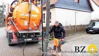 In der Gemeinde Sehlde werden die Kanäle kontrolliert