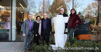 Professor Dr. Günther Wiedemann schenkt der VR Bank Ravensburg-Weingarten Steinskulptur - WOCHENBLATT
