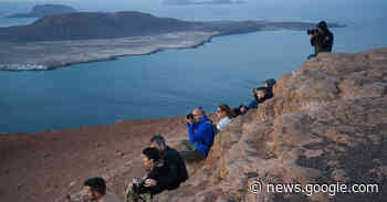 Undeterred by Omicron, Tourists Seek Sun in a Welcoming Spain - The New York Times