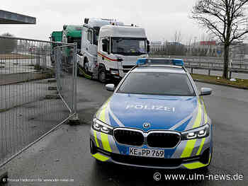 Polizei lässt zu hohen Lkw abladen