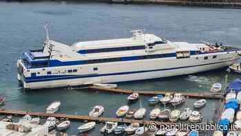 Maltempo, a Capri nave spinta dal vento contro pontile galleggiante - La Repubblica